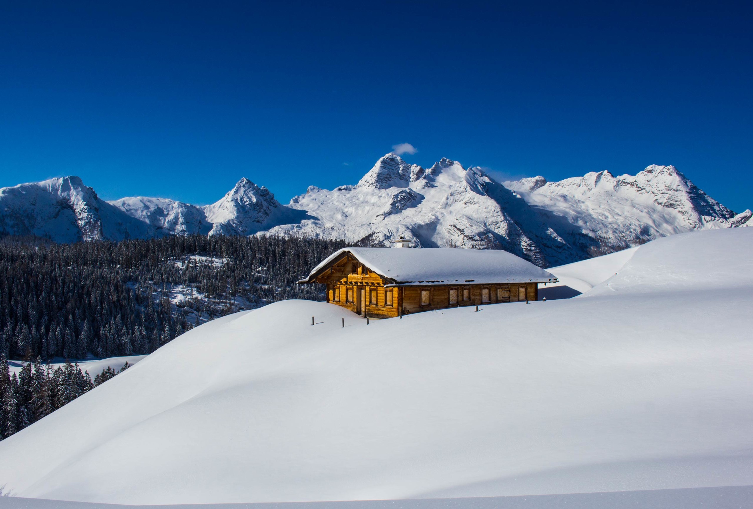 Verschneite Alm